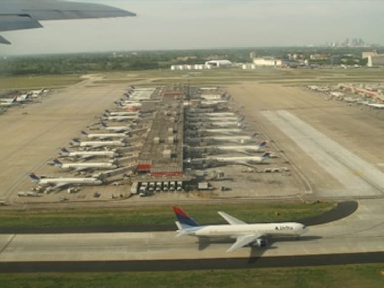 Reportan explosión en hangar de mantenimiento en aeropuerto de Atlanta.Rodrigo Cervantes, editor de Mundo Hispano