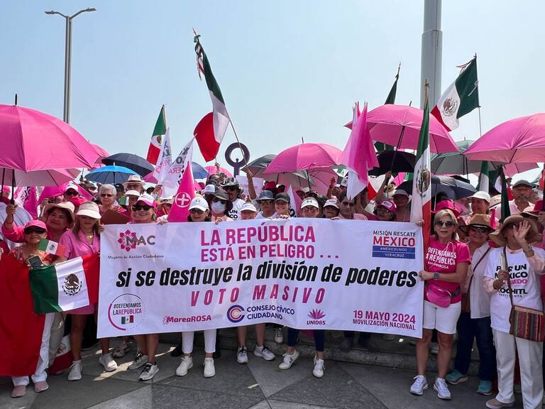 BOCA DEL RIO, VERACRUZ.- Este domingo, miles de personas se reunieron para participar en la Marcha Rosa por la Democracia, en Veracruz iniciaron en el asta bandera para realizar un recorrido por el boulevard Manuel Ávila Camacho en dirección a Boca del Río.
FOTO: VICTORIA RAZO/CUARTOSCURO.COM