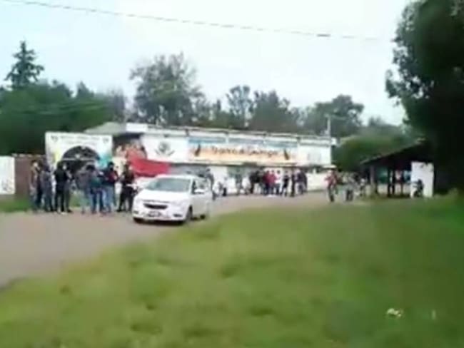 Enfrentamiento entre normalistas y policías deja 10 lesionados