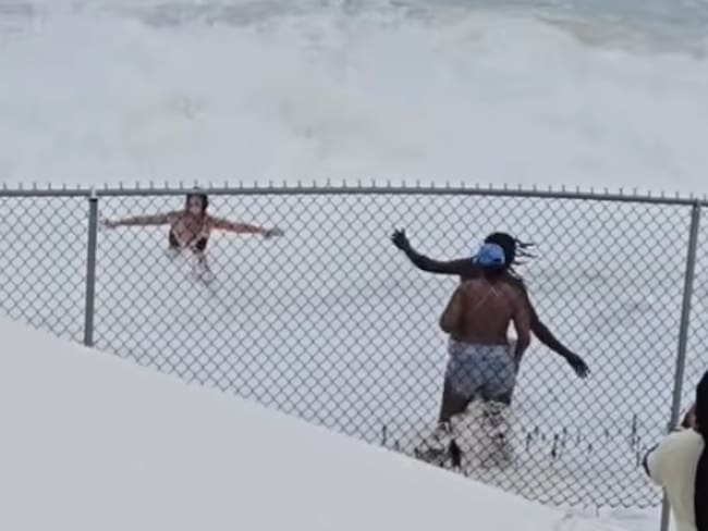 Las olas la atraparon contra una valla: así fue el rescate de una mujer en una playa de Bahamas