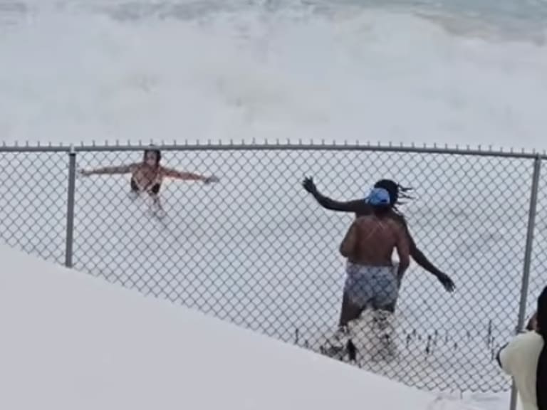 Turista queda atrapada por las olas en Bahamas. FB