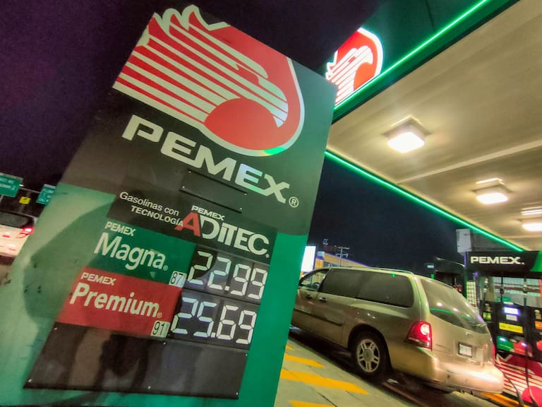 CIUDAD DE MÉXICO, 02ENERO2024.- La gasolina Magna se vende en 22.99 el litro, mientras que la Premium se vende en 25.69, en gasolinera de franquicia Pemex en la alcaldía Cuauhtémoc. Esto ante la actualización de precios tras la eliminación de subsidios por parte del gobierno federal. FOTO: MOISÉS PABLO/CUARTOSCURO.COM