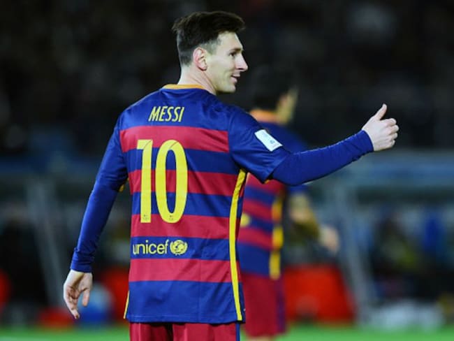 Ni un robot gigante es obstáculo para que Lionel Messi marque goles