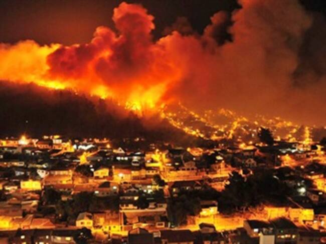Amenaza el fuego con consumir otras 400 casas en Valparaíso