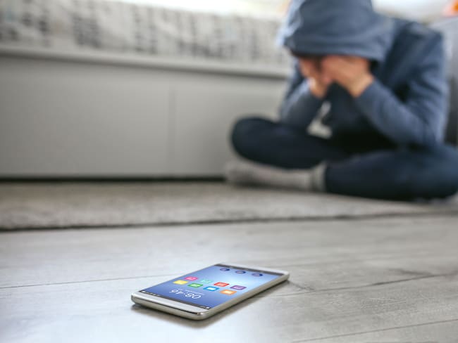 Redes sociales elevan ansiedad en menores, advierte experto