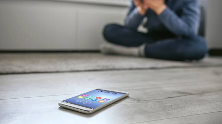 Redes sociales elevan ansiedad en menores, advierte experto