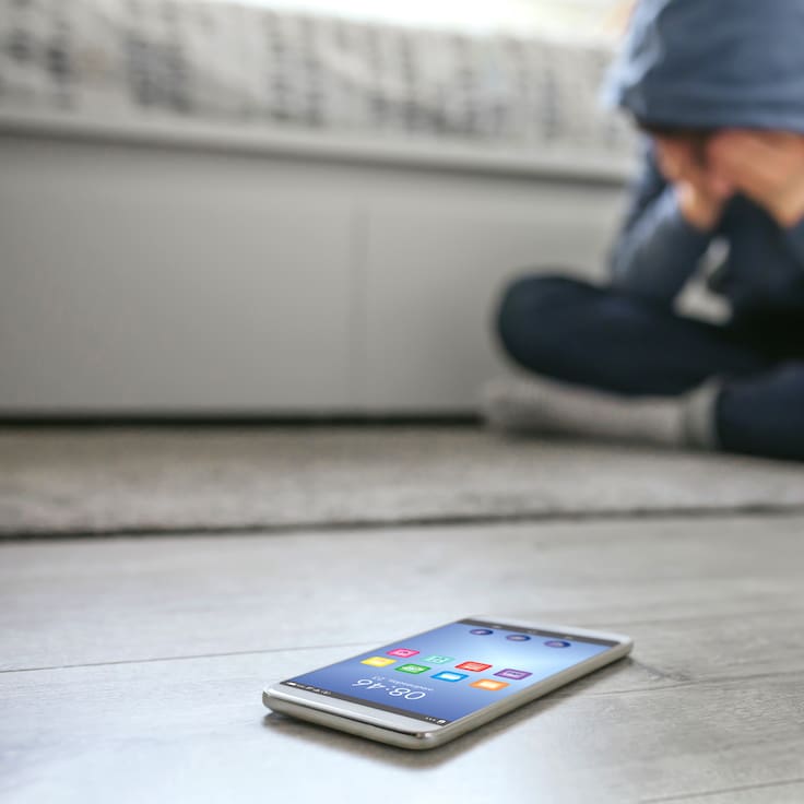 Redes sociales elevan ansiedad en menores, advierte experto