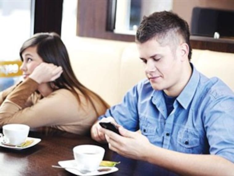 ¿Tu pareja le pone más atención al celular que a ti?