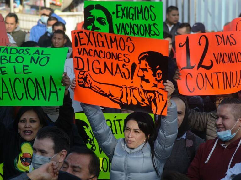 Trabajadores y obreros bloquean accesos a la Cámara de Diputados