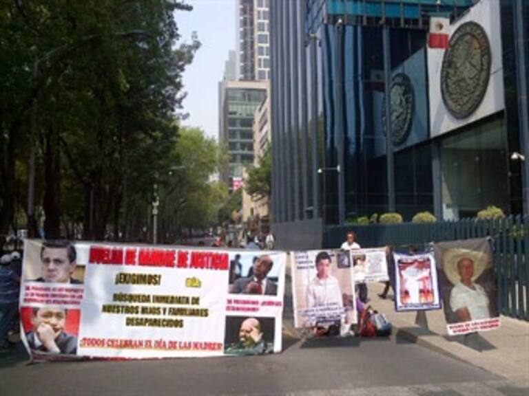 Inician huelga de hambre frente a PGR Madres de desaparecidos