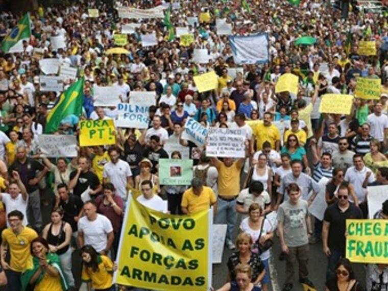 Exigen brasileños renuncia de la presidenta, Dilma Roussef