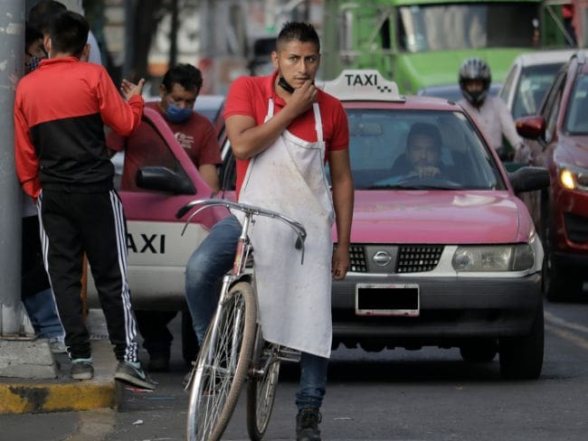 CDMX ajusta multas de tránsito: invadir carril exclusivo puede superar los 7,000 pesos