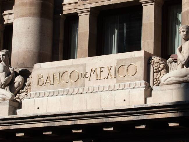 Capta México cifra récord de 37 mil millones de dólares en remesas