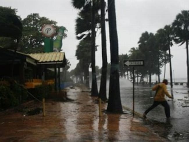 Carlos se convierte en tormenta tropical