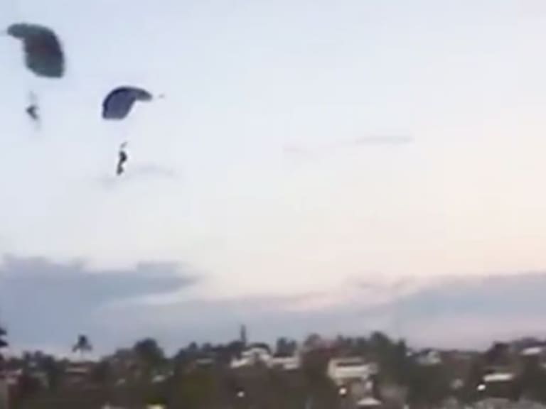 VIDEO: Fallece mujer al caer del paracaidas en Puerto Escondido