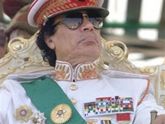 Amenaza Gadafi bombardear bastión rebelde