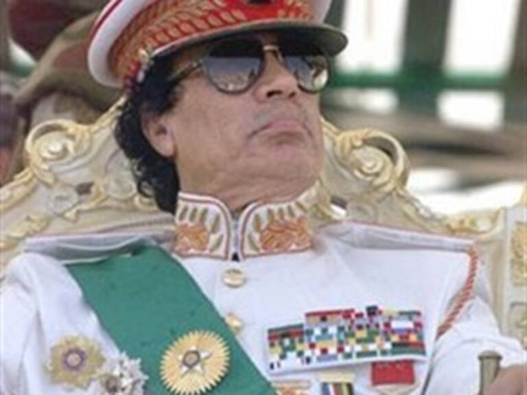 Amenaza Gadafi bombardear bastión rebelde