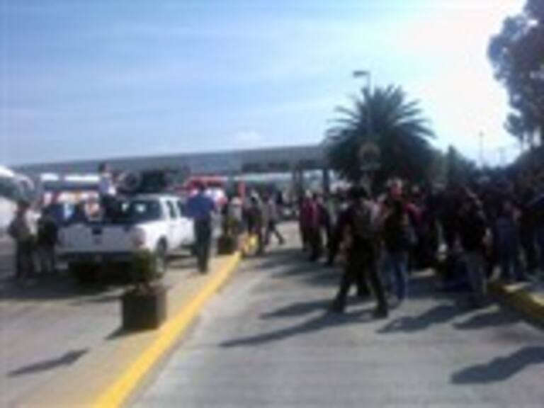 Integrantes de la CNTE toman casetas en la México- Puebla y la Chalco- Amecameca