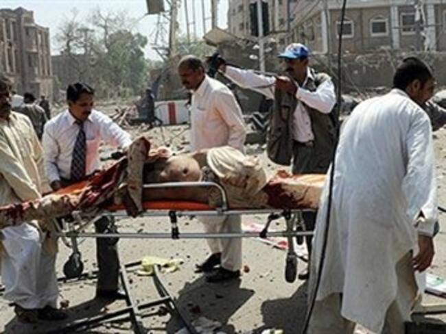 Reportan 40 muertos tras explosión en una mezquita de Pakistán