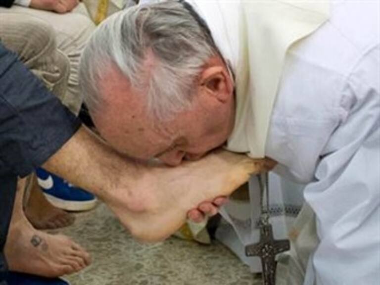 Lava el Papa Francisco los pies a 12 jóvenes encarcelados