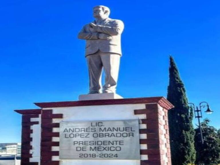 Derriban estatua de AMLO en Atlacomulco