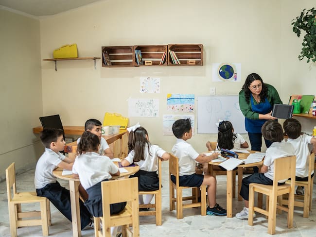 Maestras ganan 18.3% menos que maestros, pese a ser mayoría en el sector: CIEP