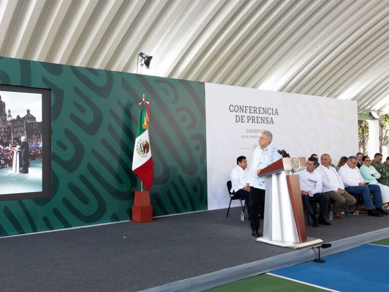 AMLO condena quema de una figura de cartón de la Ministra Norma Piña