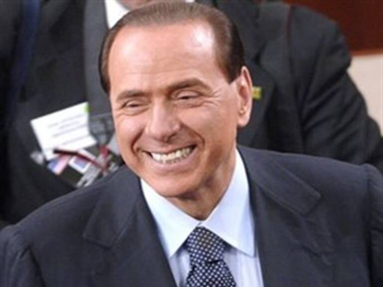 Promete Berlusconi 'vaciar' de indocumentados la isla de Lampedusa