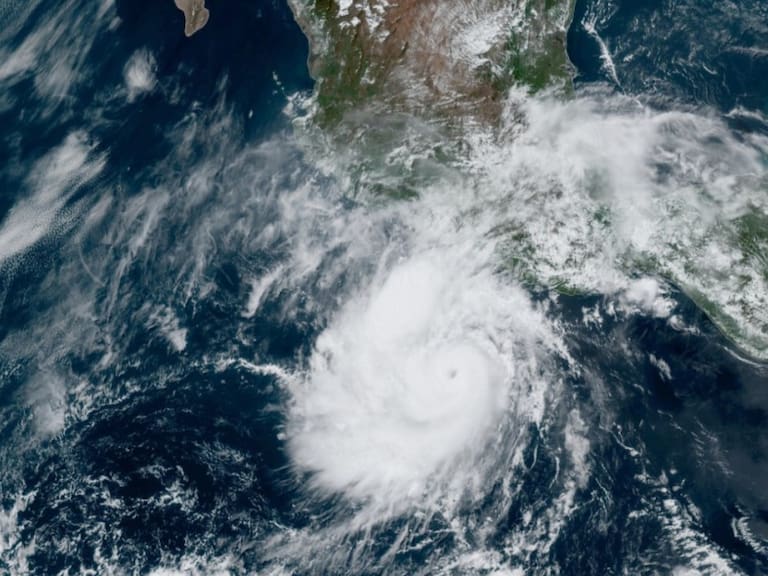 Huracán Bonnie se ubica en las costas de Michoacán.