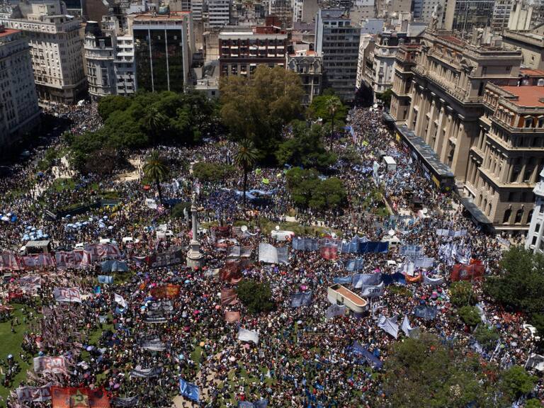Miembros de la Confederación General de Trabajadores Argentinos y organizaciones sociales protestan contra las reformas económicas del presidente argentino Javier Milei frente al Palacio de Justicia en Buenos Aires, Argentina
