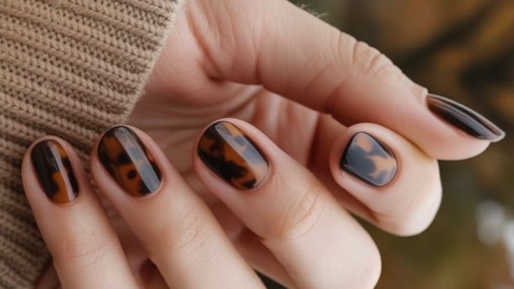 Uñas carey: la manicura con efecto tortuga que es tendencia en 2026