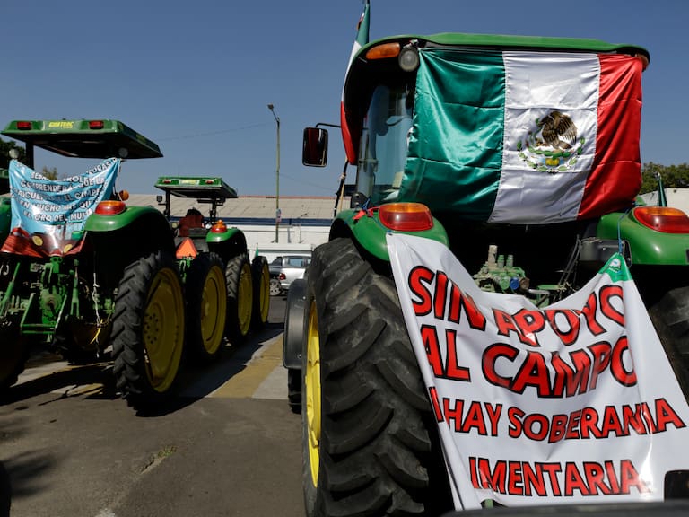 Agricultores de varios estados de México protestan con tractores frente a la Cámara de Diputados en la Ciudad de México, México. (Foto de Gerardo Vieyra/NurPhoto vía Getty Images)