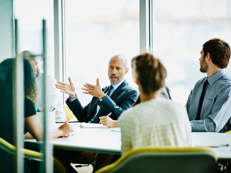 Uno de los errores en los que incurren los empresarios es tartar de meter a alguien empático a la familia y menos conocedor técnico del tema, la cercanía privilegiaba en el pasado, pero hoy en día los retos son muy altos para las empresas.