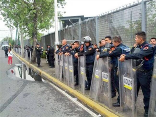 Cercan granaderos AICM ante posible llegada de la CNTE