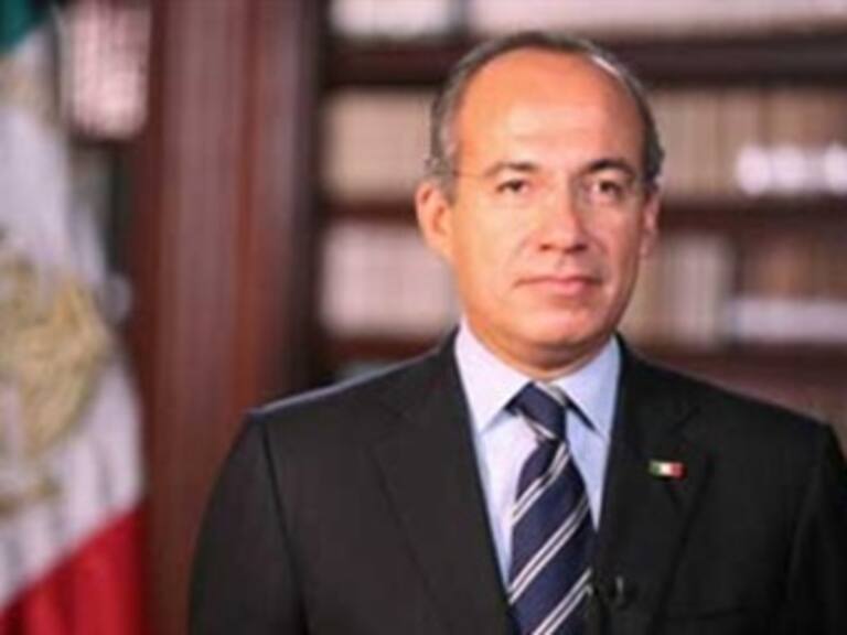 Firma Calderón iniciativa para Mando Único Policial