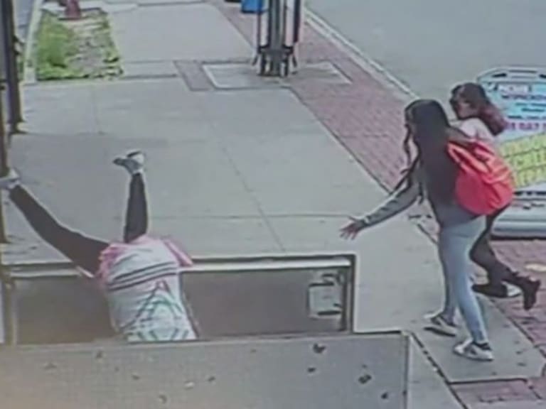[Video] Mujer cae en hoyo en la calle por andar viendo el celular