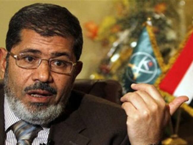 Llega al tribunal el derrocado presidente egipcio Mursi