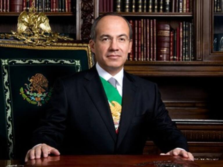 Calderón vio el México-Uruguay en Los Pinos con colaboradores cercanos