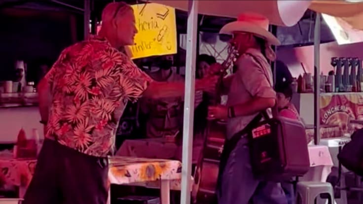 Extranjero manda callar a músico en mercado de Nayarit; comerciantes lo enfrentan: “Esto es México” | VIDEO