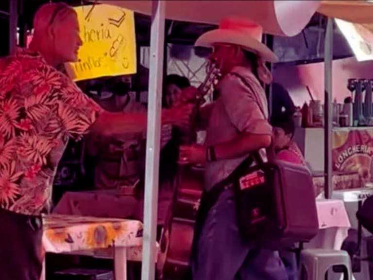 “Esto es México”: comerciantes defienden a músico ante turista en Nayarit. X