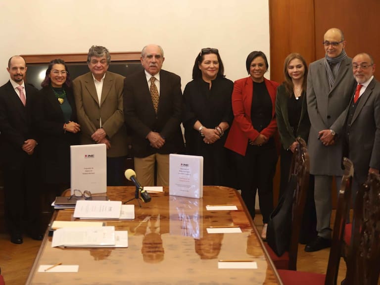 Pablo Gómez, presidente de la Comisión Presidencial para la Reforma Electoral, acompañado de las consejeras y consejeros del INE, durante la entrega de propuesta de Reforma en un despacho de la colonia Juárez. FOTO: GRACIELA LÓPEZ /CUARTOSCURO.COM