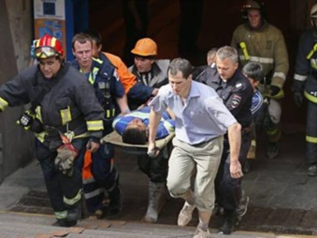 Arrestan a dos sospechosos tras el descarrilamiento de un metro en Moscú