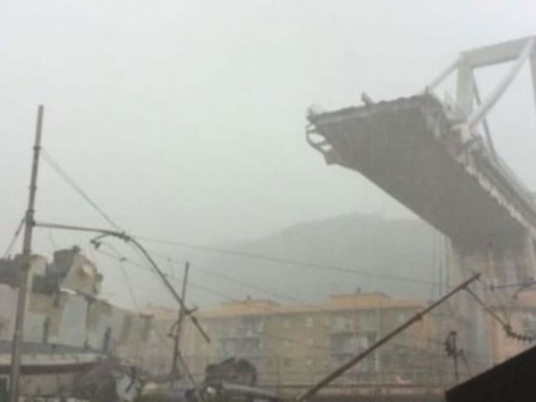 Colapsa puente en Génova y autos caen al vacío