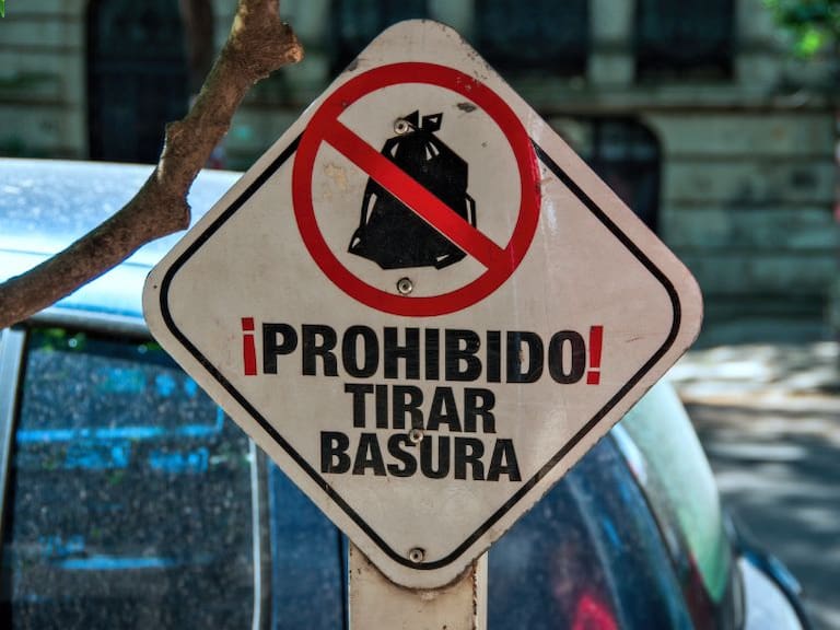 Las autoridades buscan evitar enfermedades por la basura tirada en la calle. Getty Images