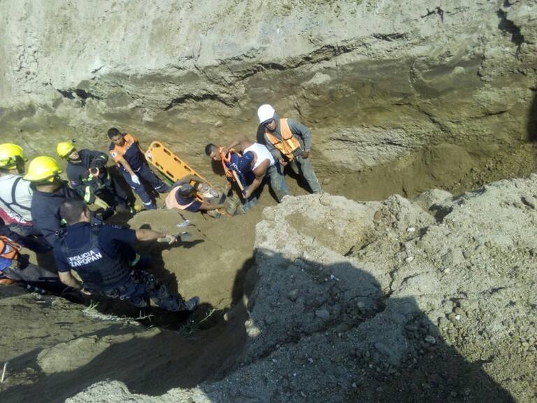 Rescatan a tres trabajadores, después de un derrumbe en Zapopan