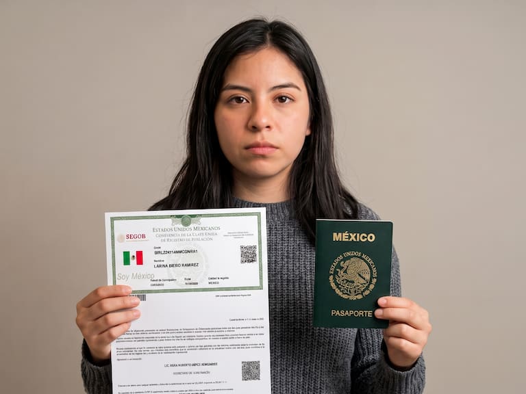 La CURP certificada es uno de los documentos que deben revisarse antes de tramitar el pasaporte mexicano por primera vez.