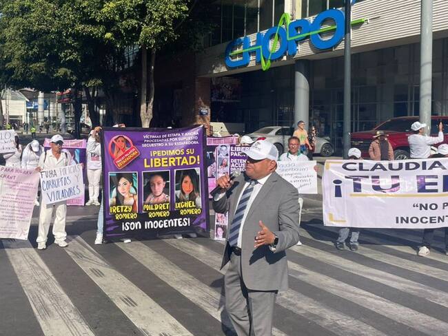 Bloquean Eje Central y Fray Servando; piden libertad de siete jóvenes