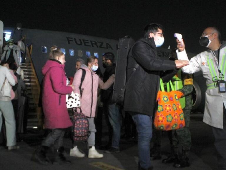 Llegan mexicanos que huyeron de Ucrania