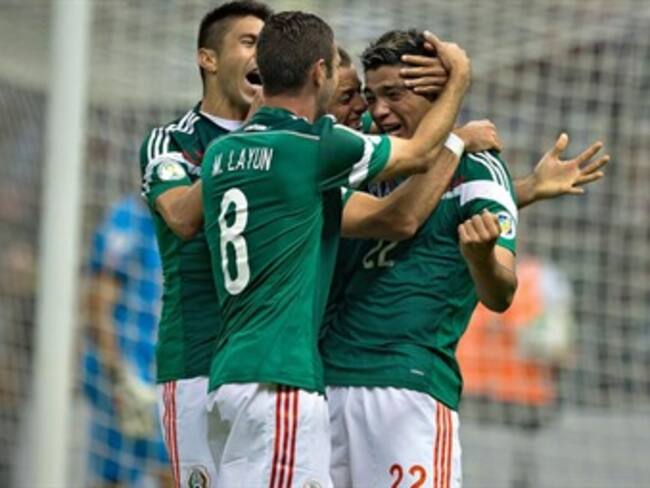 Con ‘chilena’ de Jiménez y gol de Peralta gana México a Panamá