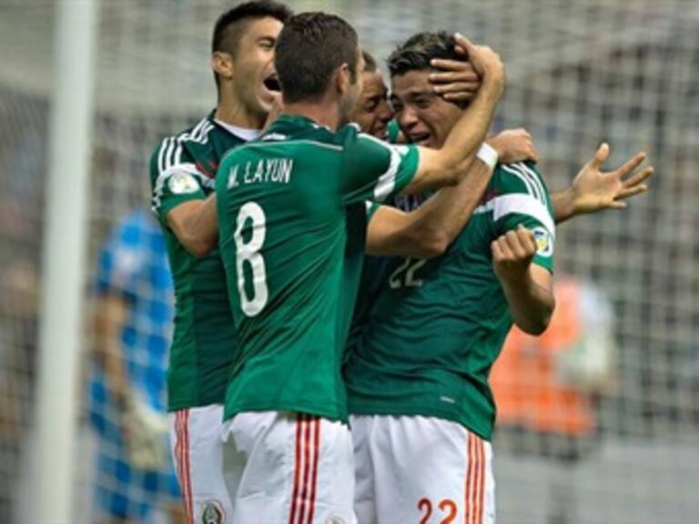 Con ‘chilena’ de Jiménez y gol de Peralta gana México a Panamá